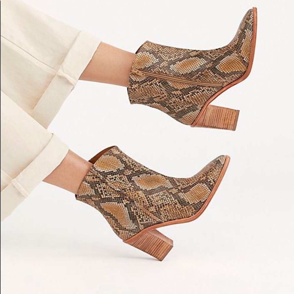 NEW FREE PEOPLE Barclay Ankle SNAKE Boots Size 7 - Picture 2 of 14